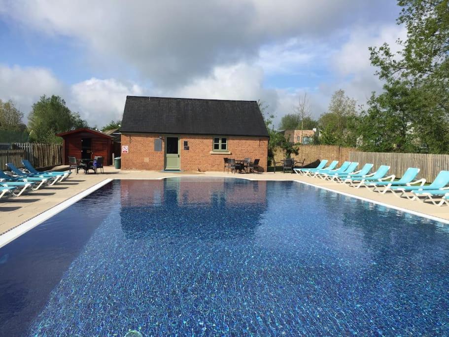 The Stables, Lower Mill Estate * Somerford Keynes
